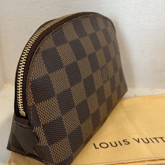 Louis Vuitton Cosmetic Pouch - Picture 3 of 13